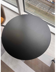 Uzywany-stolik-kawowy-okrągly-czarny-85-cm-srednicy-metalowa-noga-outlet-meblowy-warszawa-zerowastedesign