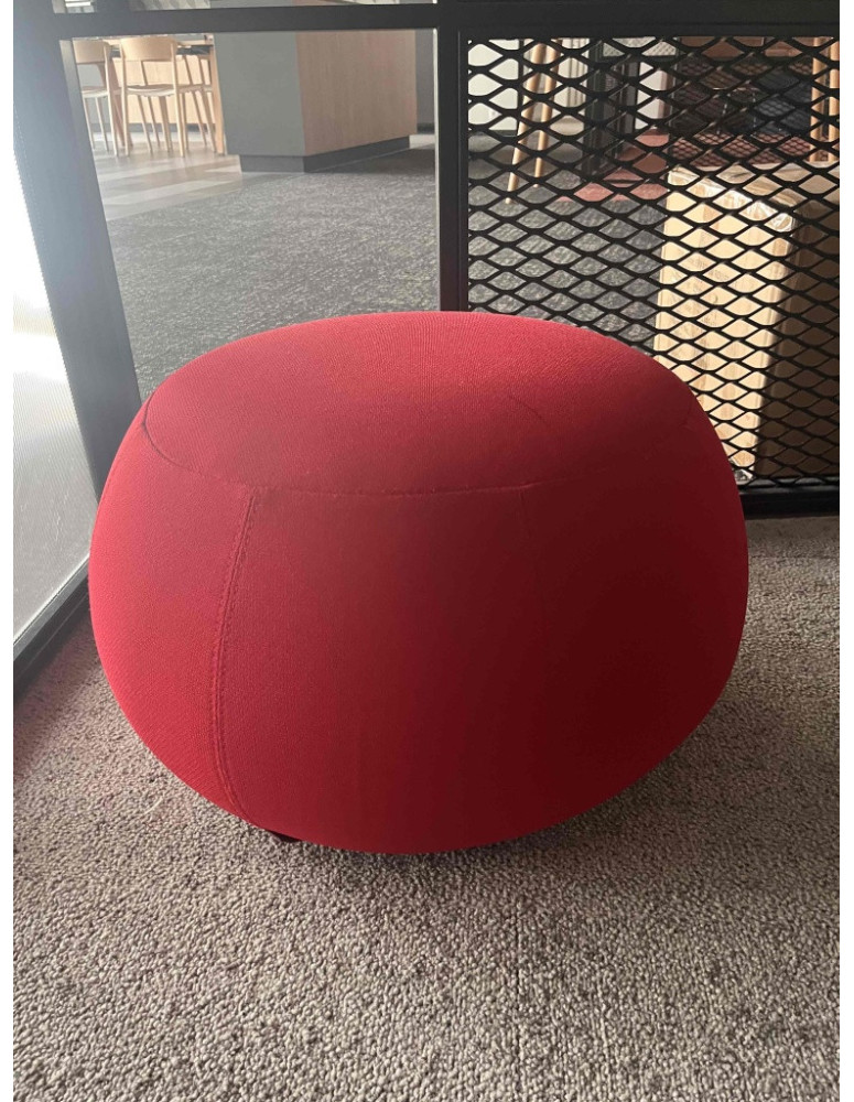 Uzywana-pufa-Pix-Arper-czerwona-male0nozki-outlet-meblowy-zerowastedesign-warszzawa