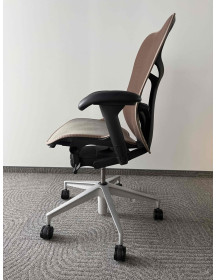Uzywane-krzeslo-biurowe-Herman-Miller-Mirra-brzowe-outlet-biurowy-meblowy-zerowastedesign