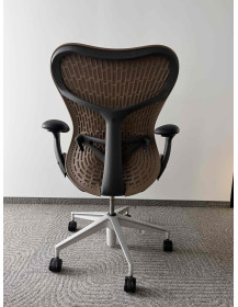 Uzywane-krzeslo-biurowe-Herman-Miller-Mirra-brzowe-outlet-biurowy-meblowy-zerowastedesign