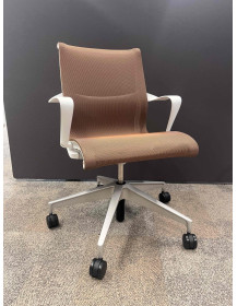 Uzywane-krzeslo-biurowe-konferencyjne-Setu-Herman-Miller-brazowe-outlet-meblowy-biurwy-zerowastedesign-warszawa