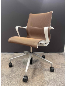 Uzywane-krzeslo-biurowe-konferencyjne-Setu-Herman-Miller-brazowe-outlet-meblowy-biurwy-zerowastedesign-warszawa