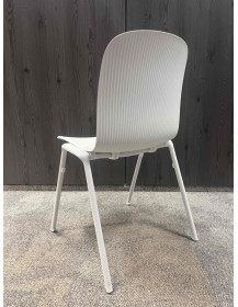 Uzywane-krzeslo-biurowe-konferencyjne-Steelcase-Cavatina-biale-zerowaste-design-outlet