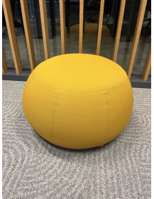 Używana pufa Arper żółta  śr. 50 cm