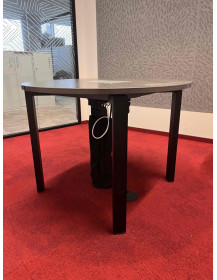 Uzywany-okragly-maly-stol-konferencyjny-z-media-portem-ciemne-drewno-outlet-meblowy-zerowastedesign