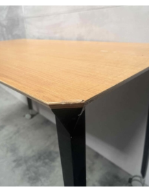Uzywany-stol-duzy-na-kolkach-fornirowany-blat-czarne-nogi-metalowe-outlet-zerowastedesign-warszawa