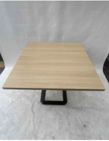 Uzywany-stol-kuchenny-kwadratowy-blat-drewnopodobny-noga-metalowa-czarna-outlet-meblowy-zerowastedesign