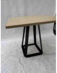 Uzywany-stol-kuchenny-kwadratowy-blat-drewnopodobny-noga-metalowa-czarna-outlet-meblowy-zerowastedesign