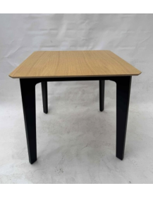 Uzywany-stol-kuchenny-kwadratowy-blat-fornirowany-4-nogi-outlet-zerowastedesign-warszawa