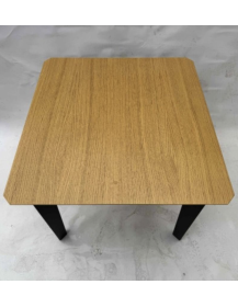 Uzywany-stol-kuchenny-kwadratowy-blat-fornirowany-4-nogi-outlet-zerowastedesign-warszawa
