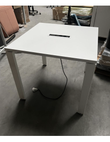 Uzywany-stol-kwadratowy-80×80×74cm-bialy-z-mediaportem-4-biale-nogi-zerowastedesign-outlet-meblowy-warszawa