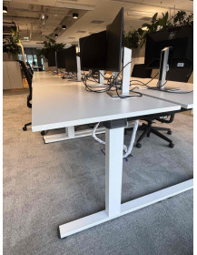 Used Steelcase Office Desk 140 × 80 cm – White