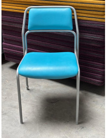Uzywane-krzeslo-konferencyjne-JIG-Kinnarps-niebieskie-zerowaste-design-outlet-meblowy-warszawa