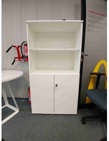 Uzywana-szafa-biurowa-biala-z-polkami-drzwiczkami-outlet-meblowy-biurowy-zerowastedesign-warszawa