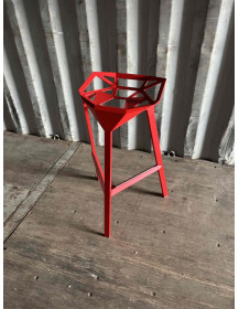 Uzywany-hoker-MAGIS-Stool-One-czerwony-geometryczny-zerowastedesign-outlet-meblowy-warszawa