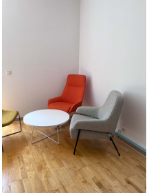 Uzywany-fotel-obrotowy-Marine-Boss-Design-pomaranczowa-tapicerka-srebrna-podstawa-zerowaste-design-outlet-meblowy-biurowy