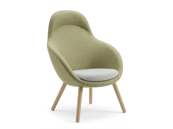 Używany fotel VIENI Wood Bejot jasna zielona tapicerka, drewniane nogi