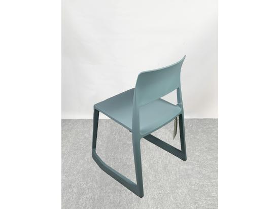 Krzesło Tip Ton Vitra jasne błękitne | Outlet Zero Waste Design