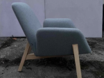 Używany fotel wypoczynkowy Noti Manta niebieski, drewniane nogi