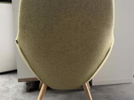 Używany fotel VIENI Wood Bejot jasna zielona tapicerka, drewniane nogi