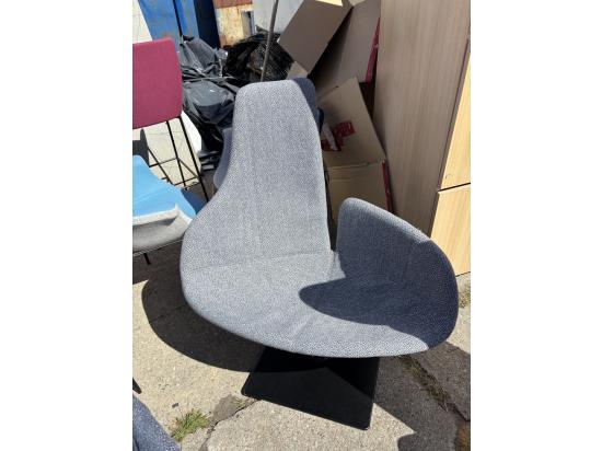 Używany fotel Moroso Fjord niebieski, obrotowy, tapicerowany