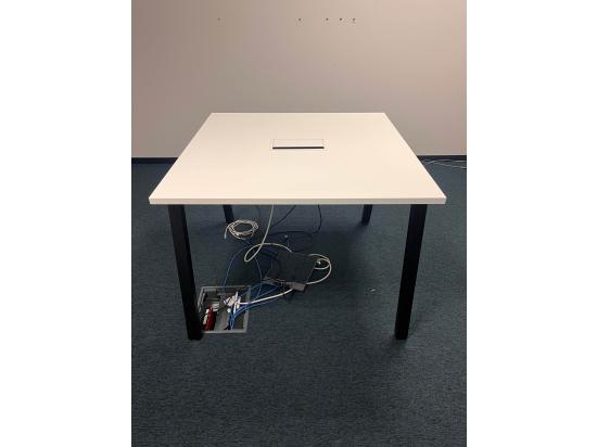 Stół z mediaportem