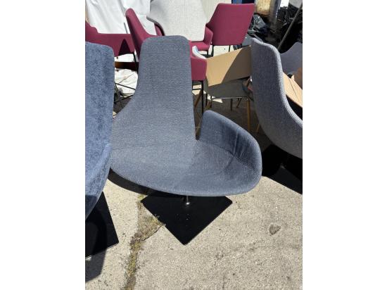 Używany fotel designerski Moroso Fjord ciemny granat, tapicerowany