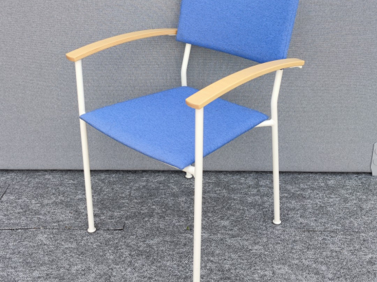 Krzesło ISKU niebieskie, z podłokietnikami