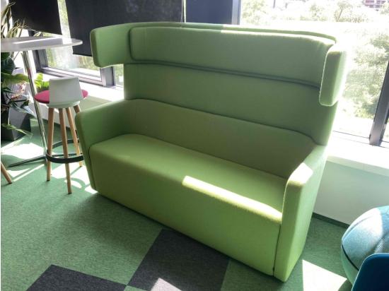 Używana sofa PARCS Wing – zielona, uszak z wysokim oparciem marki BENE