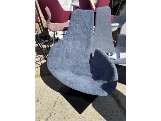 Używany fotel Moroso Fjord granatowy, obrotowy, tapicerowany