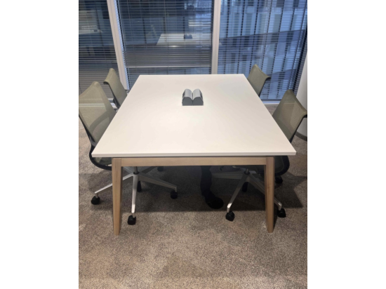 Używany stół konferencyjny biały biurowy z drewnianymi nogami 160 x 120 cm