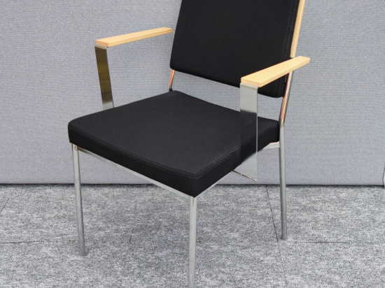 Krzesło ISKU czarne z podłokietnikami