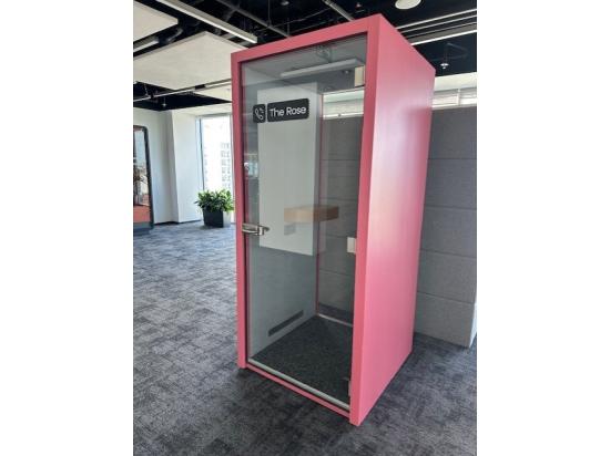 Używana budka akustyczna jednoosobowa różowa, z wbudowanym stolikiem