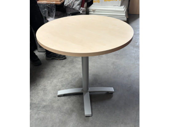 Stolik jasne drewno ⌀ 80 cm na metalowej nodze