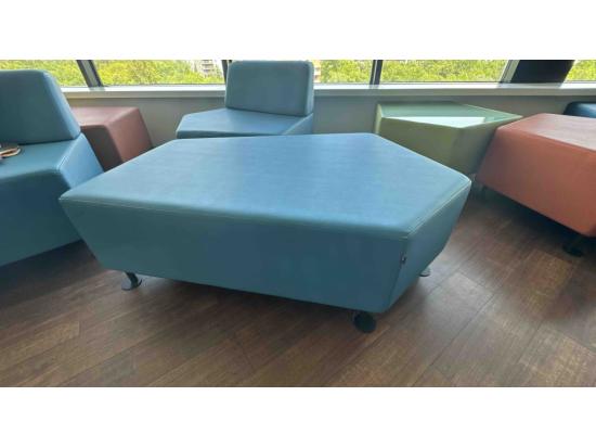 Używana Sofa/Pufa niebieska bez oparcia 130