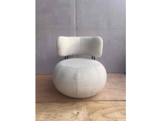 Używany fotel Valence KODU tapicerowany obły kształt, biała tapicerka boucle