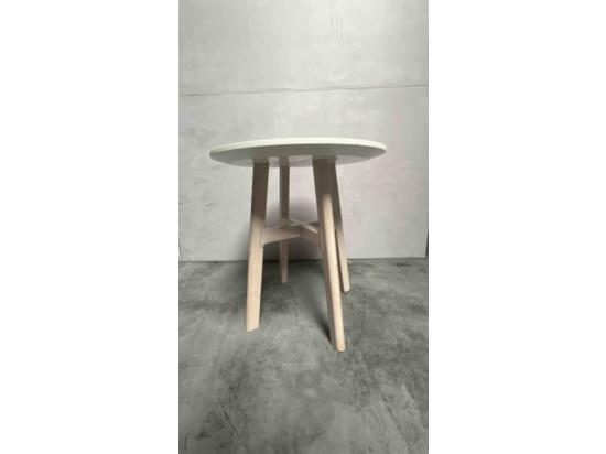 Używany stolik kawowy biały, okrągły, jasne nogi drewnopodobne