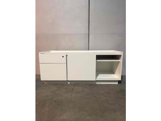 Używana szafka RTV  biała, 135 × 50 × 56 cm, przesuwne drzwi