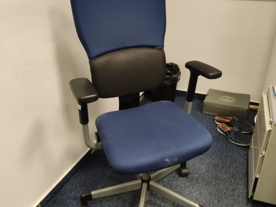 Krzesło pracownicze, obrotowe, na kółkach