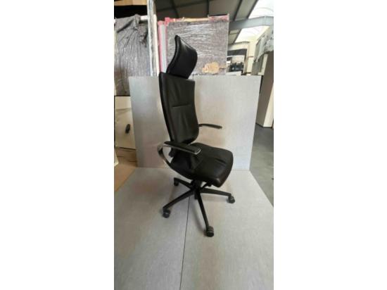 Używany fotel biurowy Dauphin czarny, wysokie oparcie, z zagłówkiem