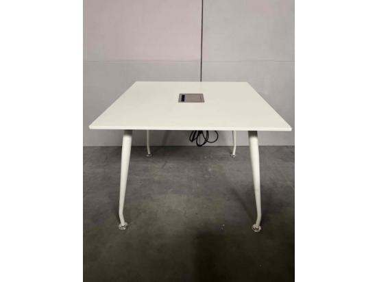 Używany stół konferencyjny kwadratowy 100x100 cm, biały, z mediaportem