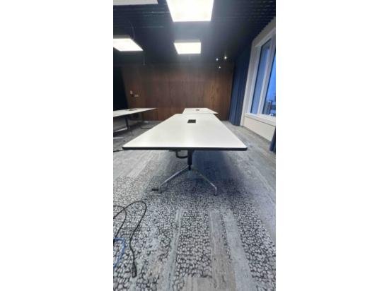 Stól konferencyjny z mediaportem Vitra  biały 240