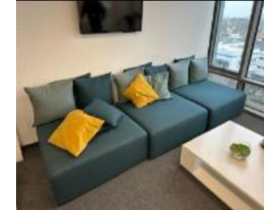 Używany moduł sofy Le Monde Noti pufa z oparciem, granatowa