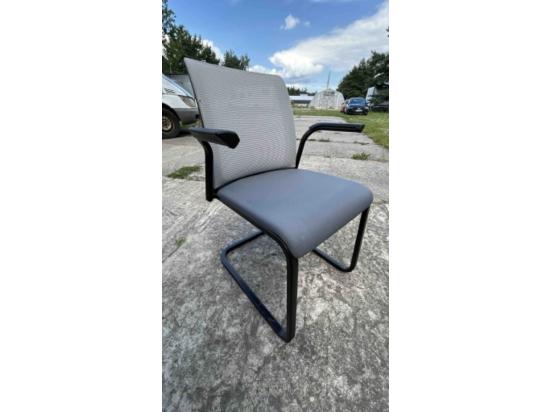 Krzesło szare na czarnych płozach