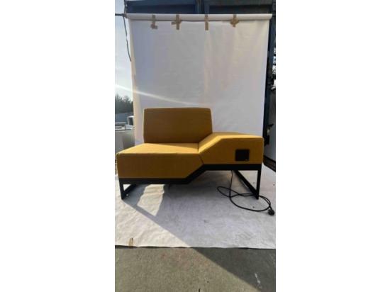 Używana sofa Belong Vank prawa, pomarańczowa/miodowa, z gniazdkiem