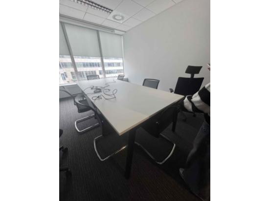 Stół konferencyjny z mediaportem biały 280