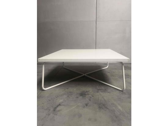 Używany stolik kawowy  kwadratowy 90x90 cm, niski, biały blat, metalowe nogi