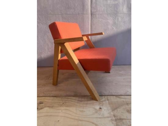 Używany fotel Noti Clapp pomarańczowa tapicerka, czarne drewniane nogi