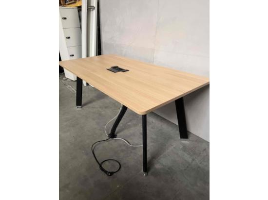 Używany stół konferencyjny 180 × 90 cm blat drewnopodobny, mediaport