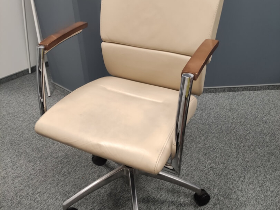 Krzesło biurowe beżowe z ekoskóry